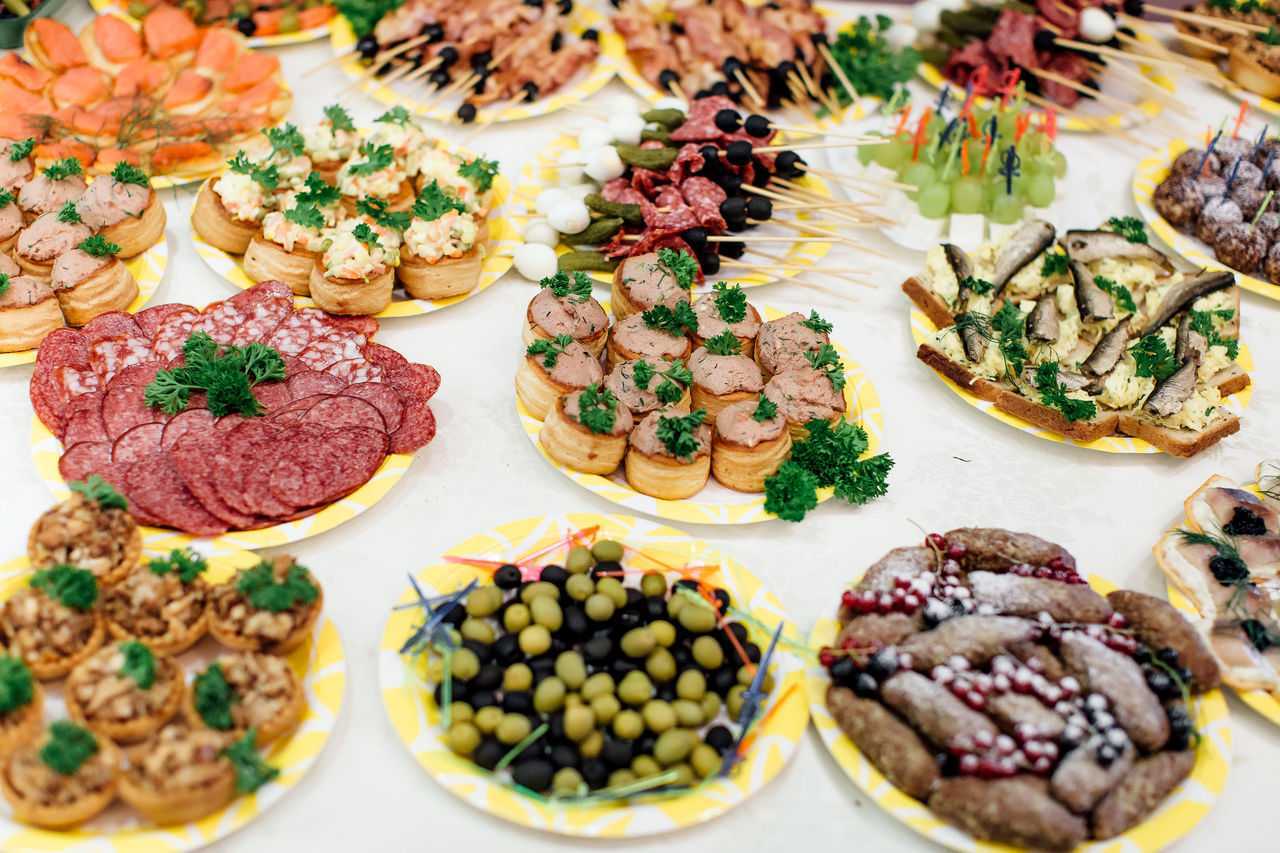 Легкие закуски на праздничный стол — топ-16 рецепты с фото простые и вкусные