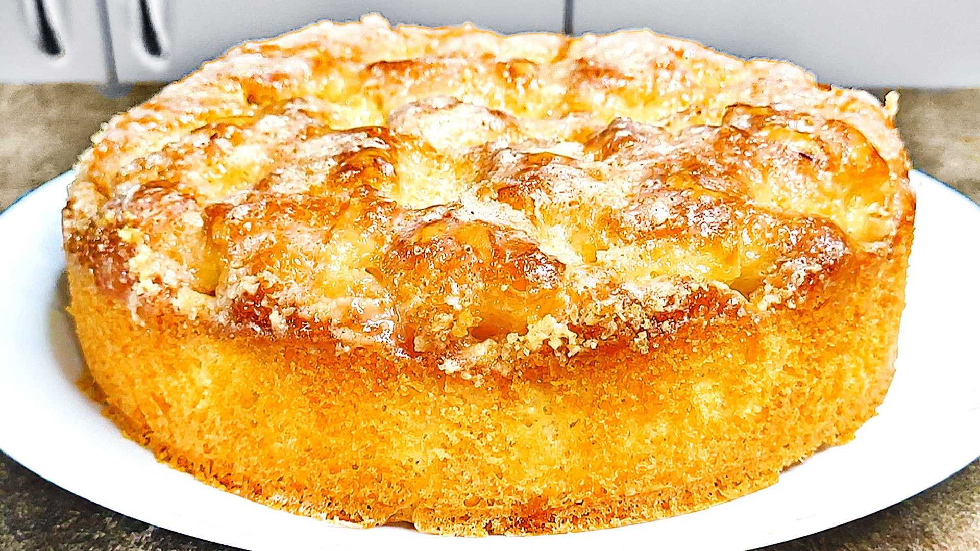 Предлагаю простой рецепт вкусного пирога из дрожжевого теста Он имеет нежную сочную мякоть, пропитанную сливками, и хрустящую сахарную корочку на поверхности