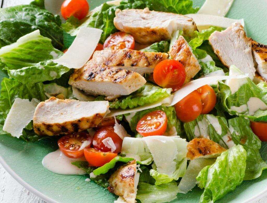 Салаты с куриной грудкой — 8 простых и вкусных рецептов
