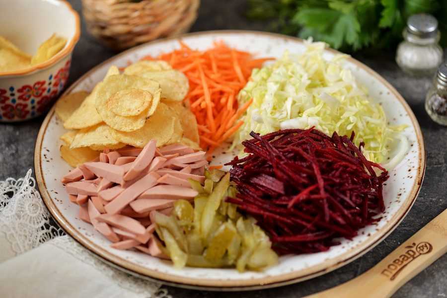 Салат «козел в огороде»: рецепты с мясом и корейской морковью, колбасой и картошкой фри, чипсами и сухариками