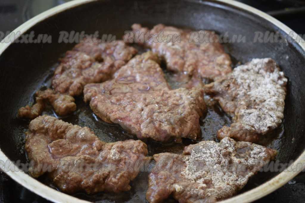Печень жареная с луком. мягкая!