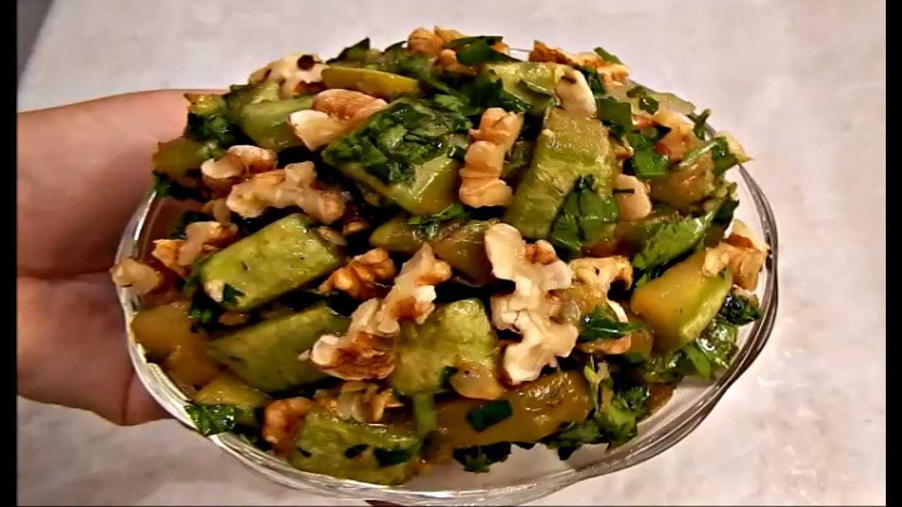 Салат гурман с курицей и грибами
