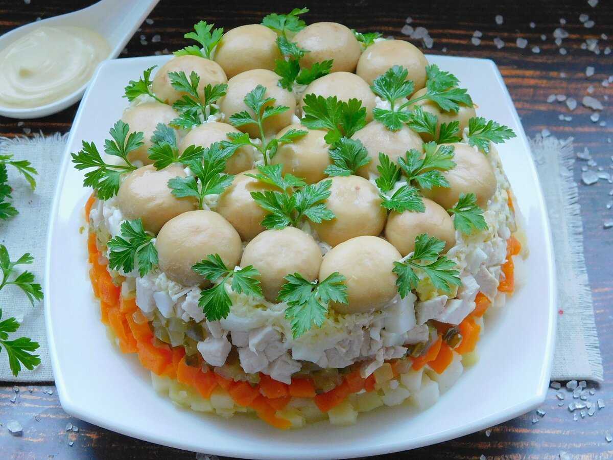 Салат с жареными шампиньонами — 9 самых простых и вкусных рецептов