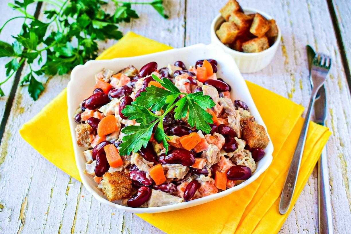 Салат с фасолью и сухариками: 6 очень вкусных рецептов