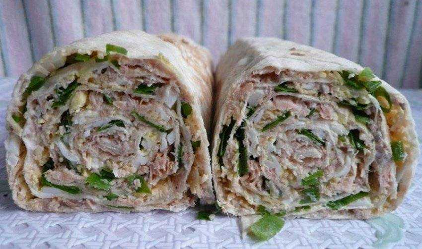 Положите красную рыбу на лаваш и сверните рулетом — вкусная закуска готова, очень просто!