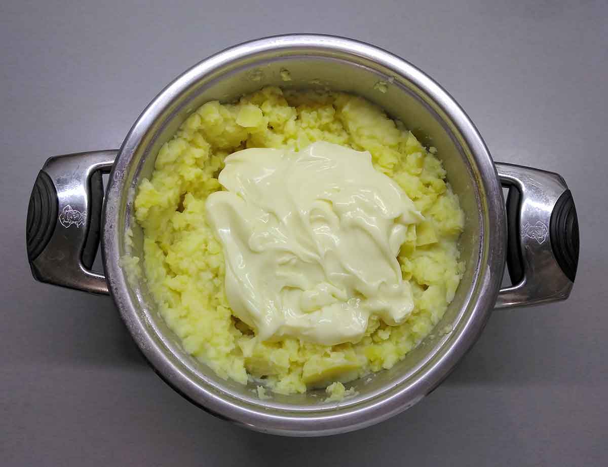 Салат мимоза с рыбными консервами — классические рецепты