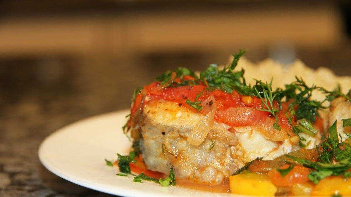 Щука тушеная с овощами: с луком и морковью