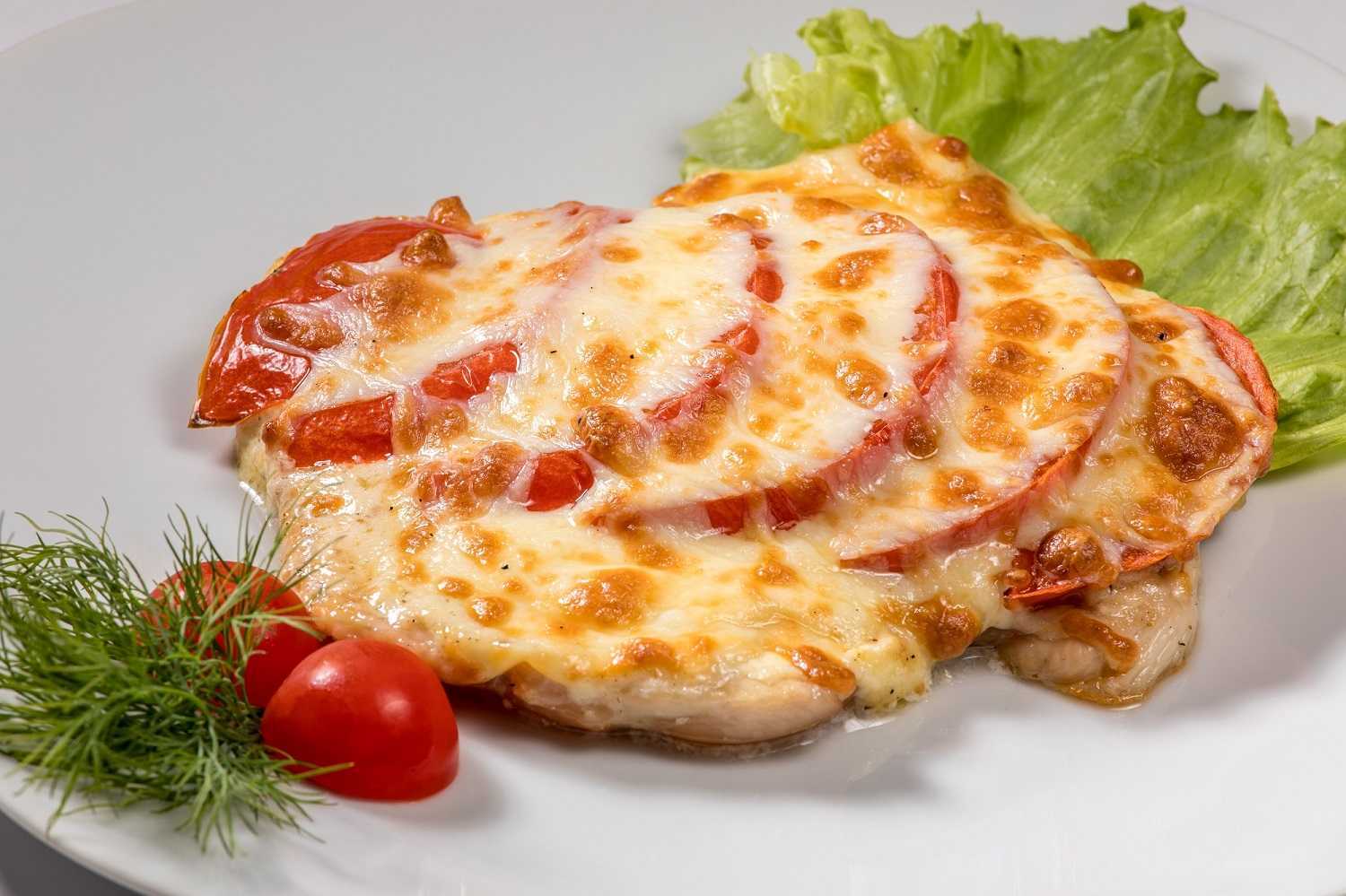 Мясо по-французски из филе куриной грудки: 3 рецепта на выбор