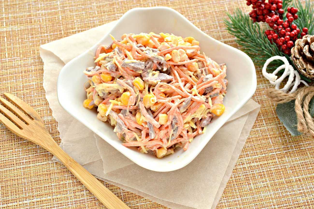 Салат с ветчиной, пекинской капустой, кукурузой и сухариками