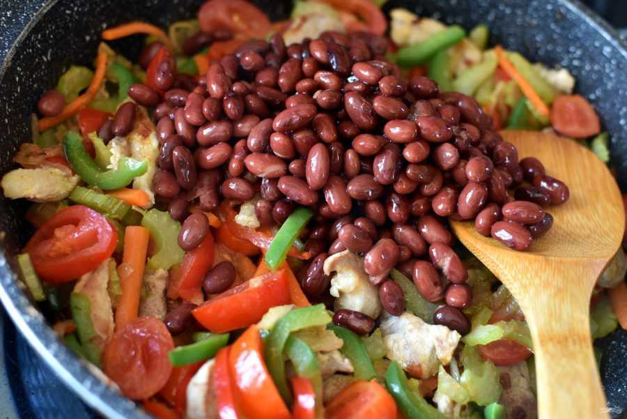 Салат с консервированной фасолью – 15 вкусных рецептов на скорую руку