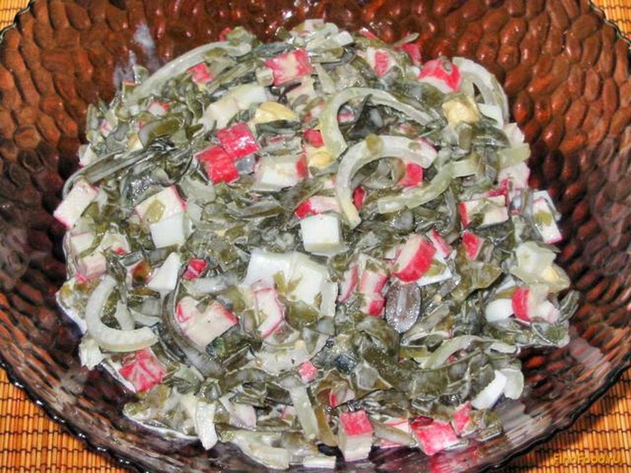 Салат с морской капустой и крабовыми палочками: рецепты