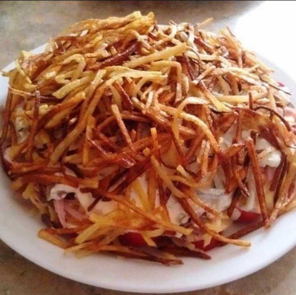 Салат блондинка с маринованной свининой и картофелем фри