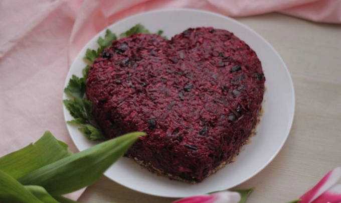 Салат из свеклы и яблок с грецкими орехами