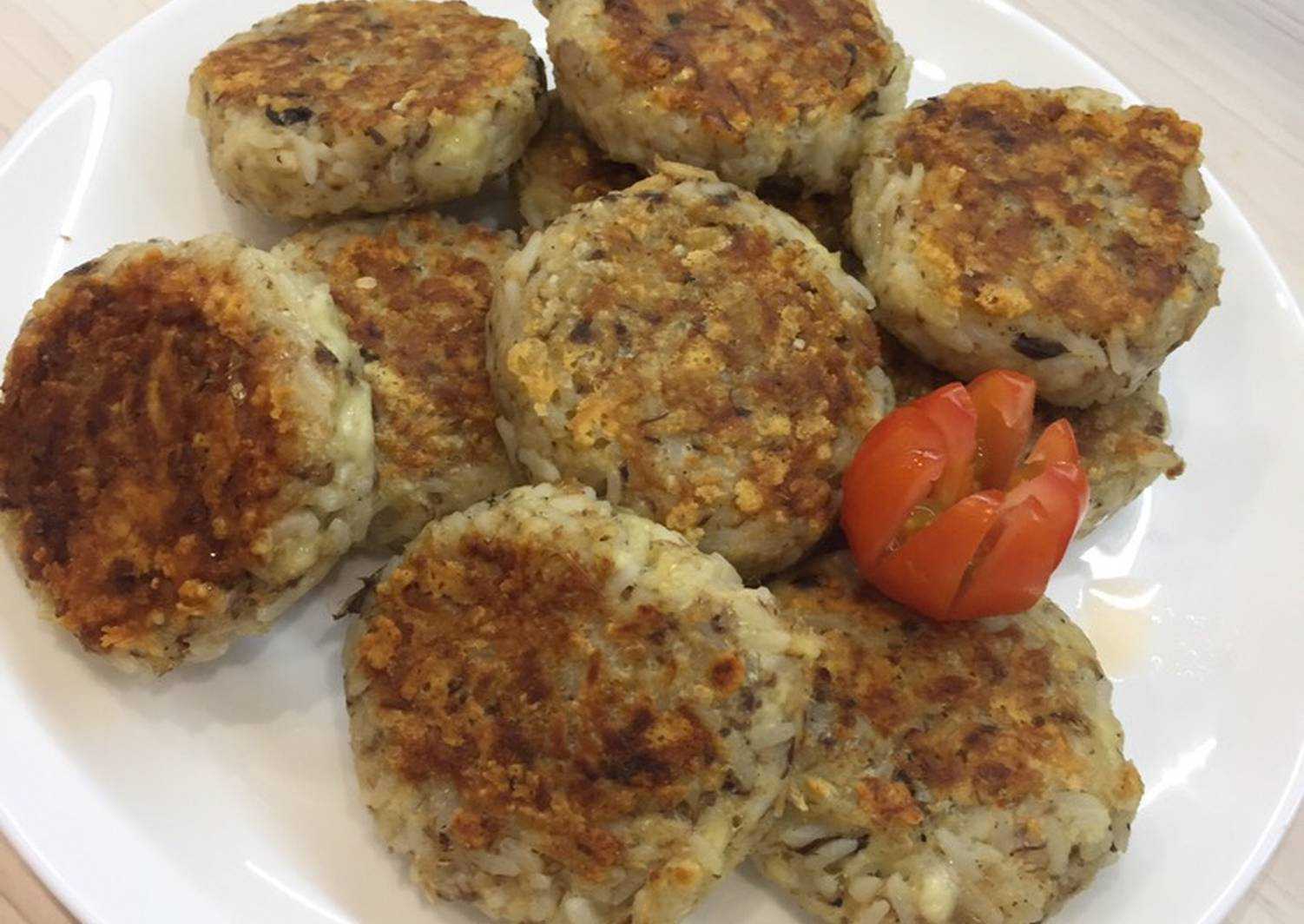 Котлеты из рыбных консервов с рисом рецепт с фото