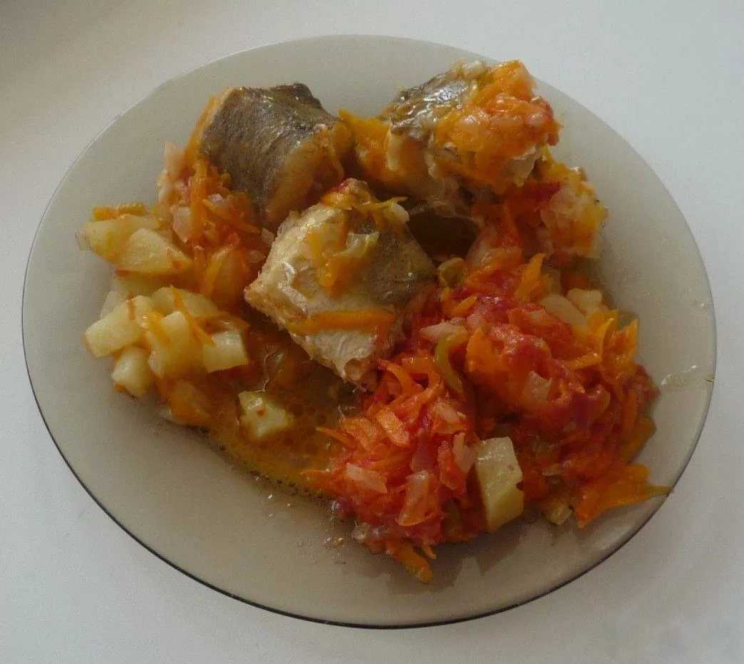 Жареная рыба (хек): рецепт с томатным соусом и морковью