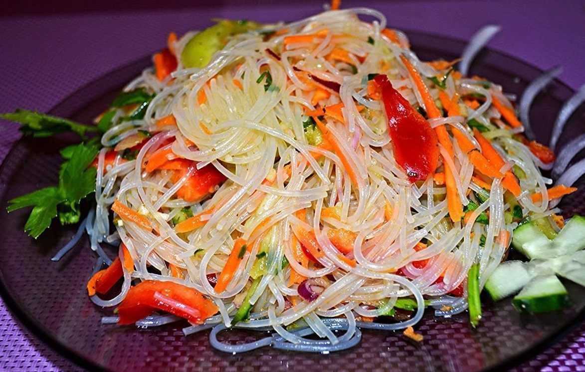 Лучшие рецепты салатов с беконом и помидорами