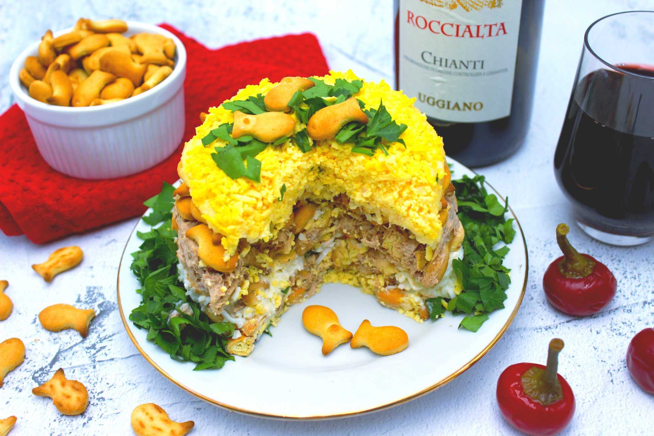 Торт салат с крекерами и рыбными консервами закусочный