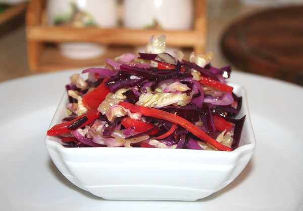 Вкусный салат из красной капусты — 8+ лучших рецептов с фото