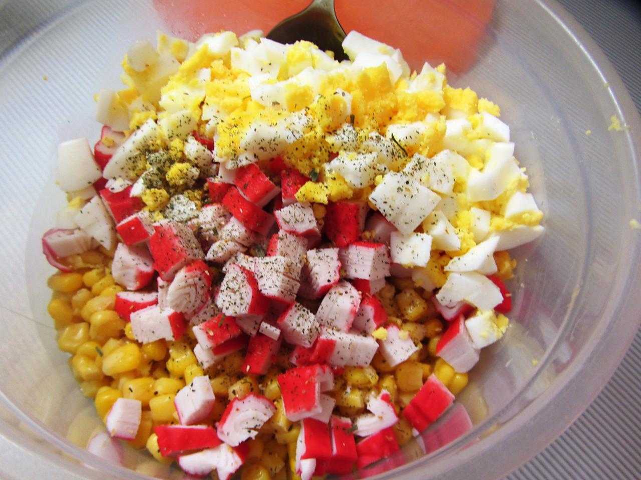 Крабовый салат с «кириешками» - оригинальный рецепт с пошаговыми фото