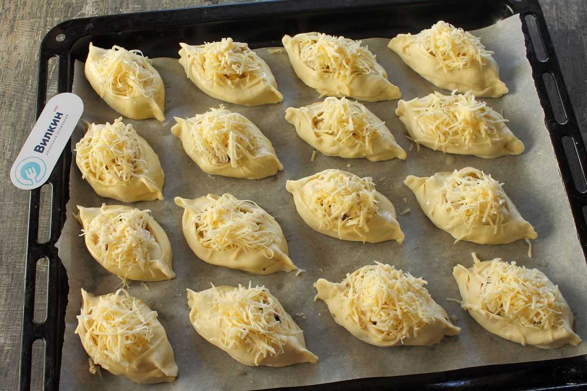 Сытная и вкусная закуска - пирог с курицей и грибами из слоеного бездрожжевого теста с сыром - готовится в духовке, очень просто и быстро Более подобно о всех тонкостях его приготовления вам расскажет наш рецепт с фото