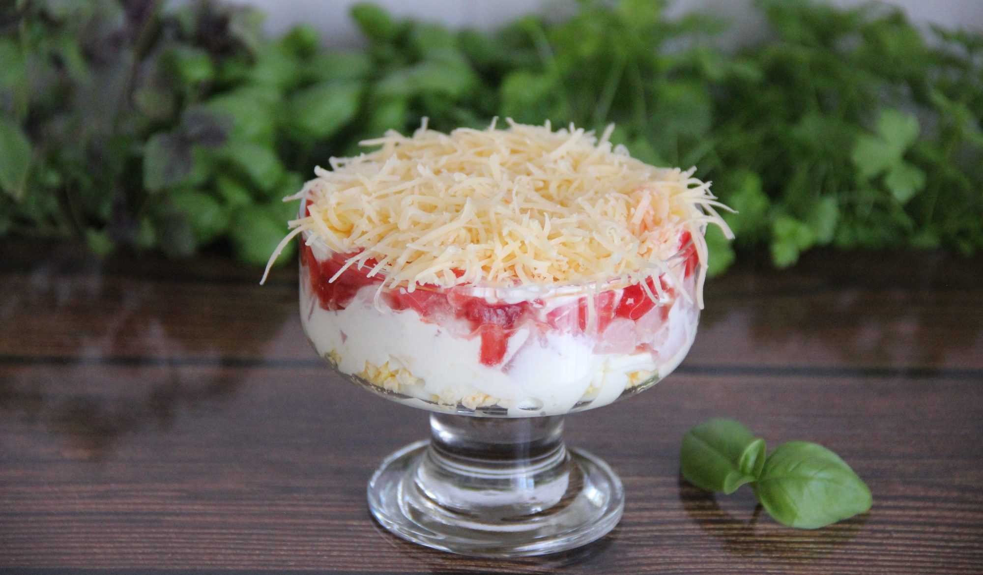 Салат с ветчиной и грибами по самым вкусным рецептам