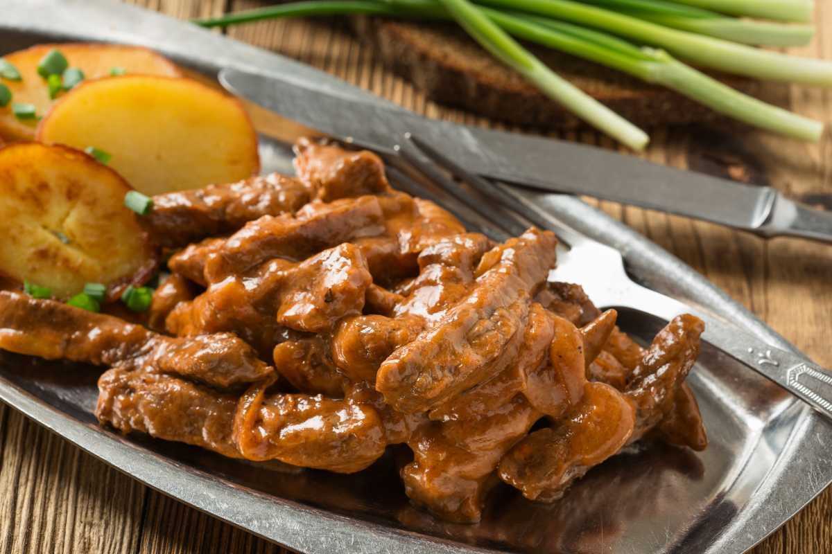 Как приготовить бефстроганов: 8 самых вкусных рецептов блюда