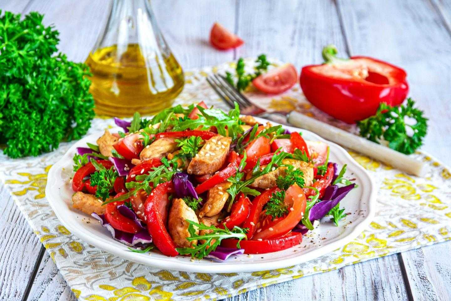 Салат красная шапочка с помидорами и курицей: рецепт с фото пошагово