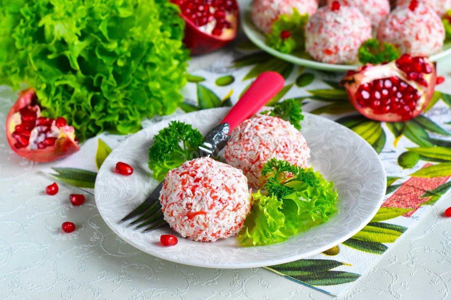 10 вкуснейших рулетиков из крабовых палочек к праздничному столу
