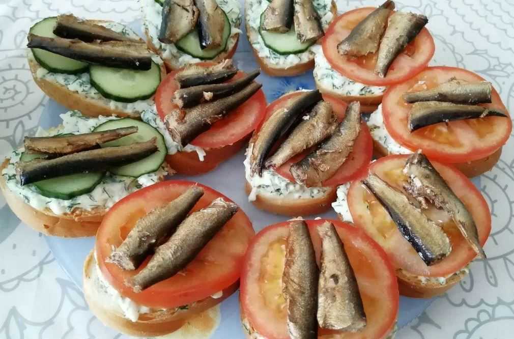 Бутерброды со шпротами на праздничный стол: рецепты с фото простые и вкусные