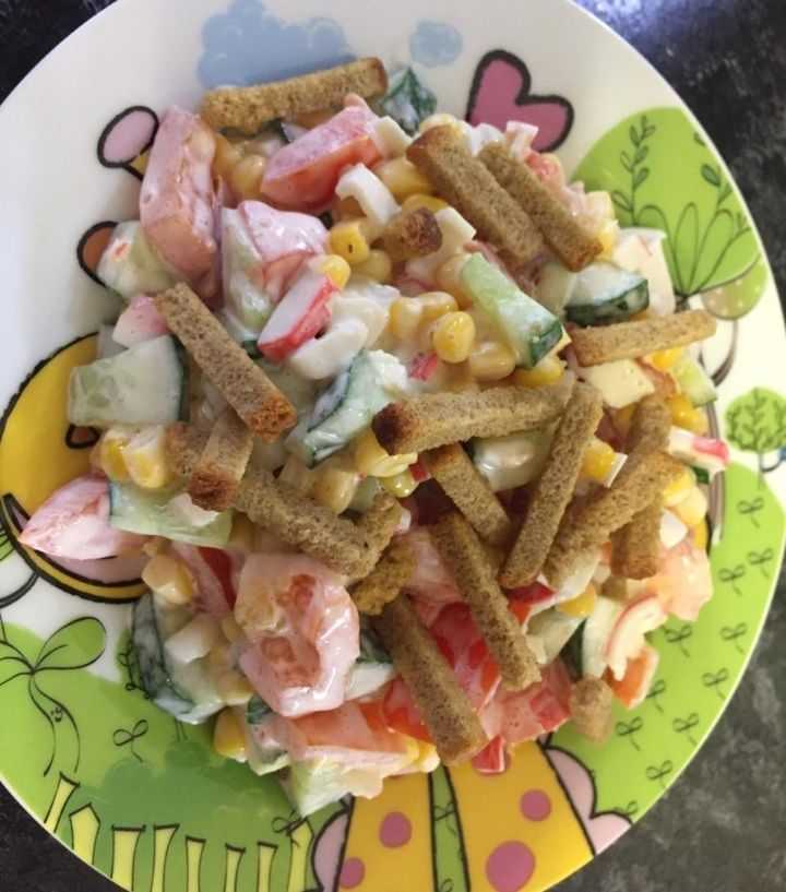 Салат с крабовыми палочками сухариками перцем