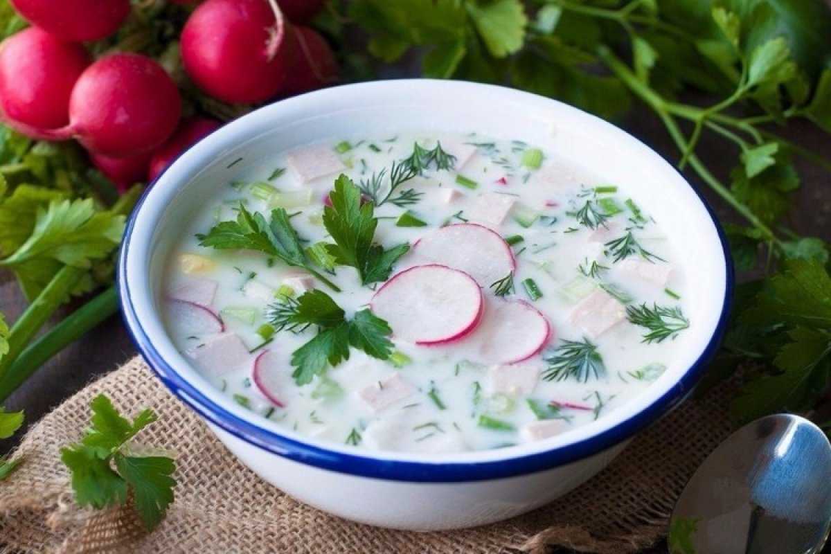 Окрошка на сметане с колбасой — классические рецепты
