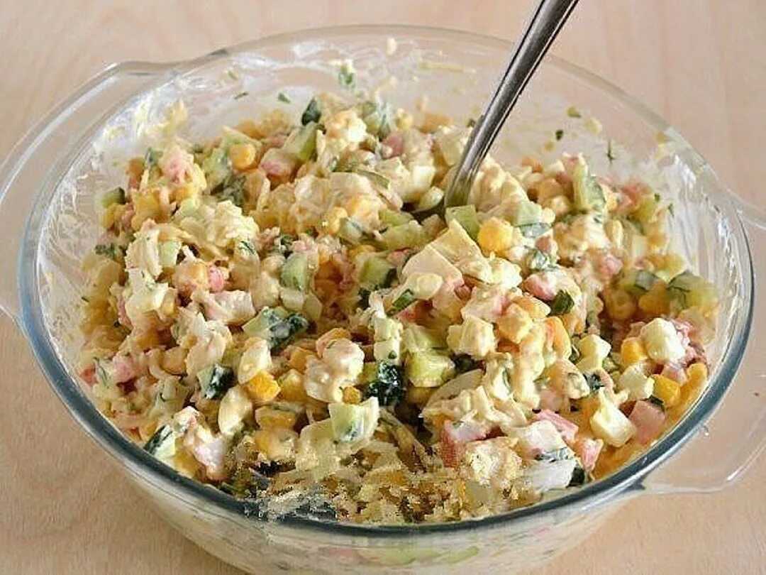 Салат с крабовыми палочками и сухариками