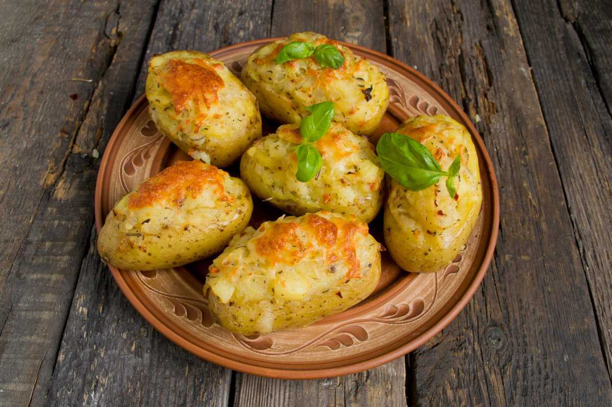 Картошка в духовке - лакомый гарнир и основа успеха праздничного стола: рецепт с фото