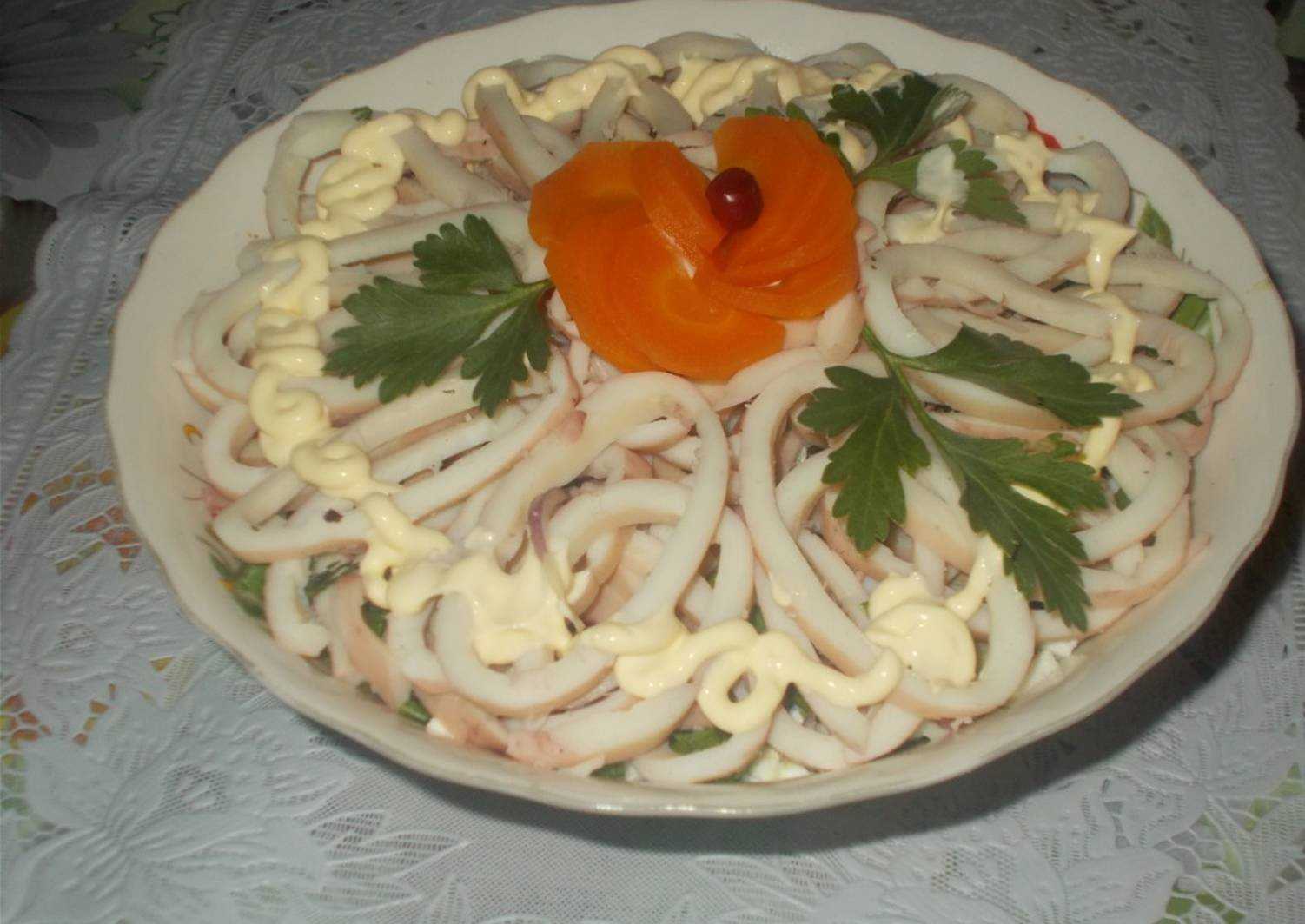 Кальмары относятся к тем продуктам, которыми одарило нас море Их употребляли в пищу ещё в Древней Греции, так как они богаты витаминами, полезными веществами Кроме того, кальмары - это просто кладезь белка, так необходимого нам
