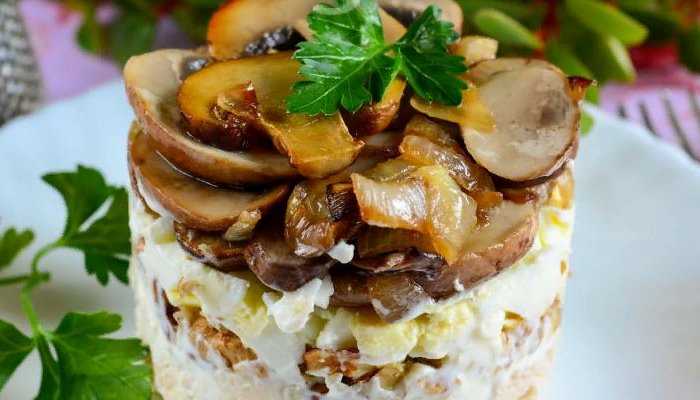 Салат из шампиньонов консервированных и кукурузы. салат с консервированными шампиньонами, сыром и кукурузой