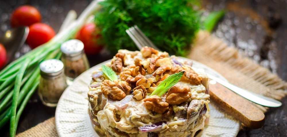 Салат из курицы с грецкими орехами и шампиньонами правильно