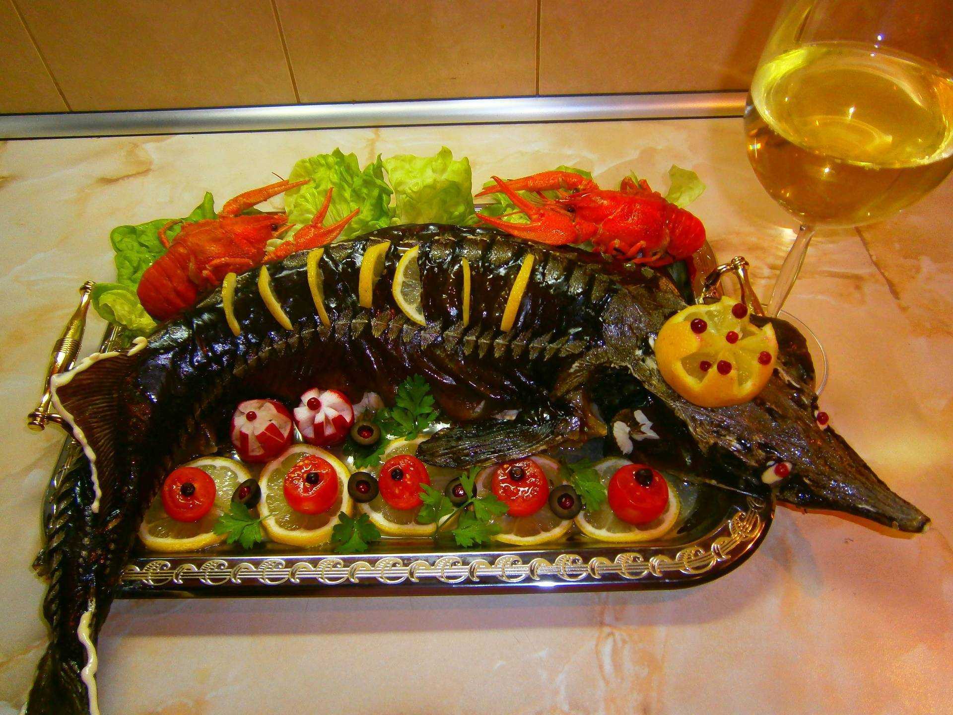Как приготовить осетра вкусно в домашних условиях: рыба, запеченная в духовке целиком, рецепты блюд