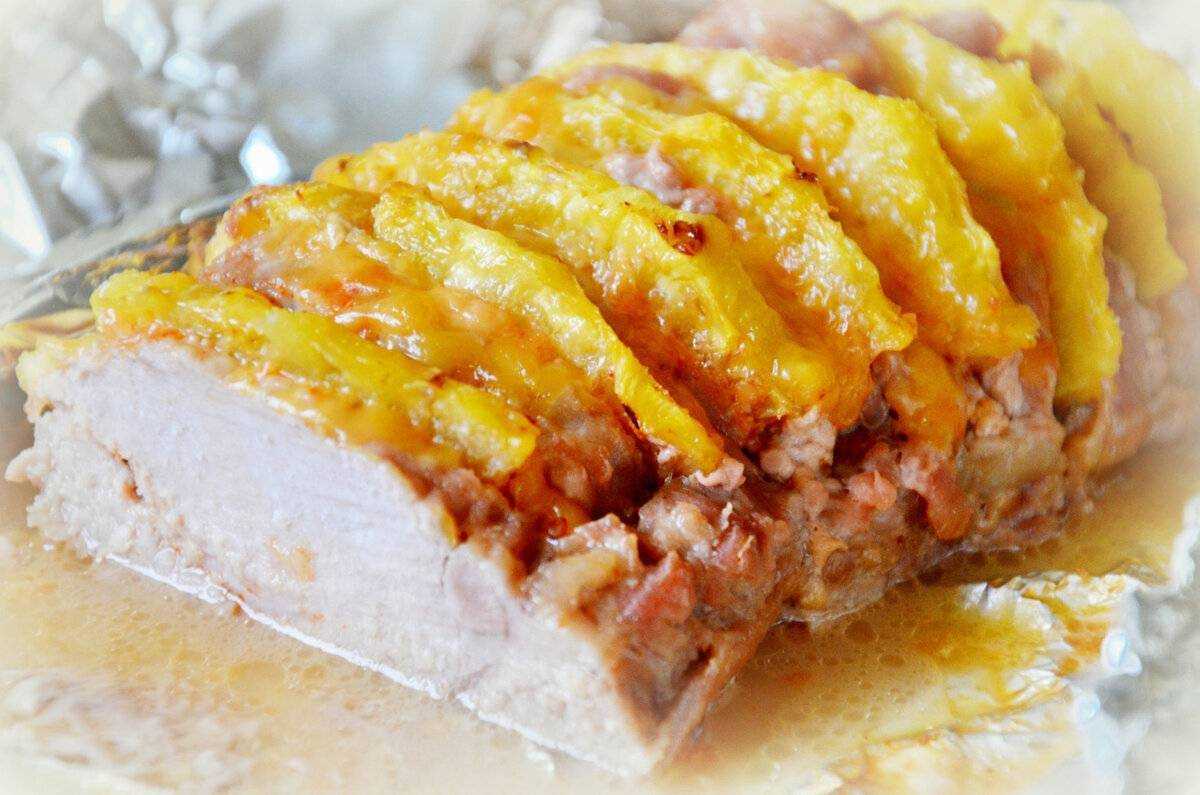 Отбивные из свинины с ананасами и сыром давно уже приравнено к классике кулинарии Способов приготовить блюдо несколько Рецепт с фото показывает одно из них