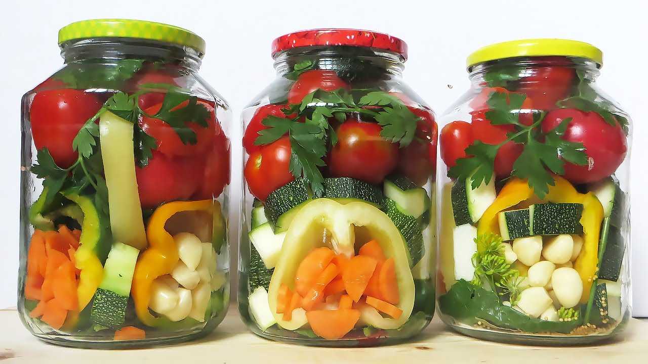 Огурцы с помидорами на зиму: ассорти, салаты, маринованные, 10 вкусных и простых рецептов