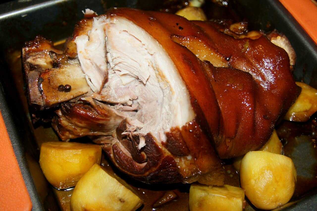 Свиная рулька, запеченная в духовке - 12 простых и вкусных рецептов