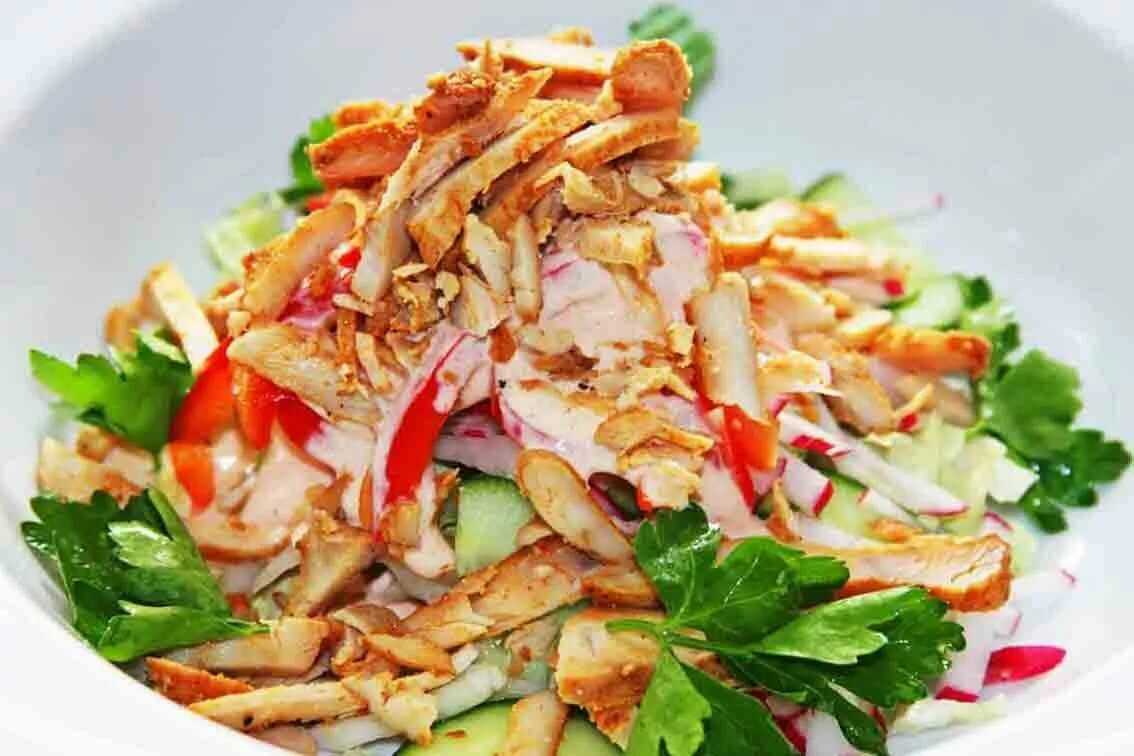 Салаты с пекинской капустой и куриной грудкой: рецепты с фото пошагово