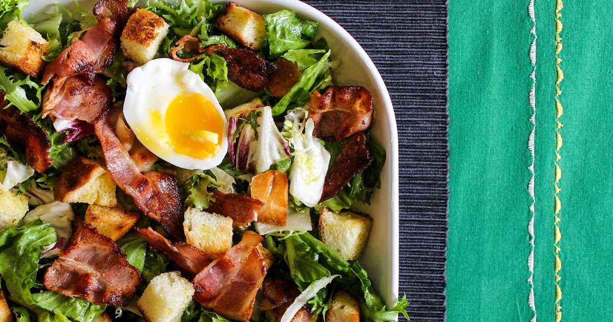 Салат из рукколы с помидорами, беконом и сыром