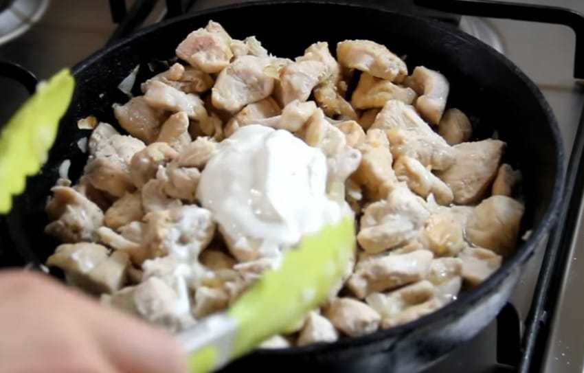 Предлагаю вам очень простой рецепт приготовления куриного филе в чесночно-майонезном соусе на сковороде Вы получите нежное, вкусное и ароматное второе блюдо