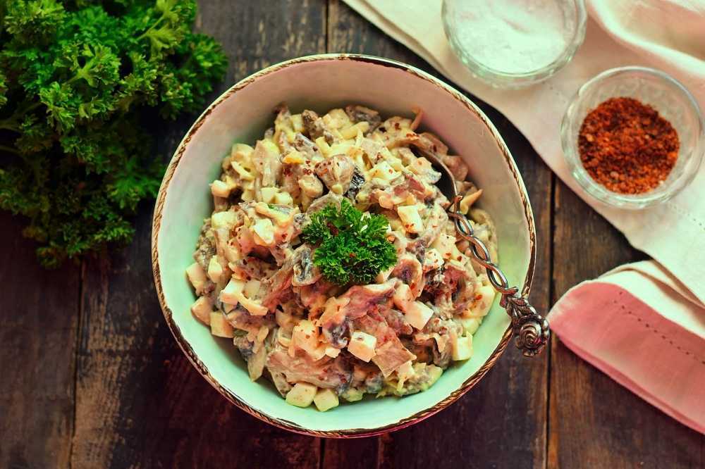 Лучшие салаты с языком: топ 25 самых вкусных и простых салатов со свиным и говяжьим языком с пошаговыми фото и видео рецептами | qulady