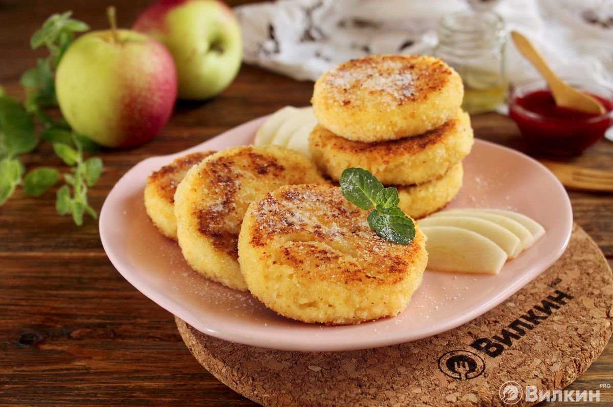 Вкусные сырники со сметаной