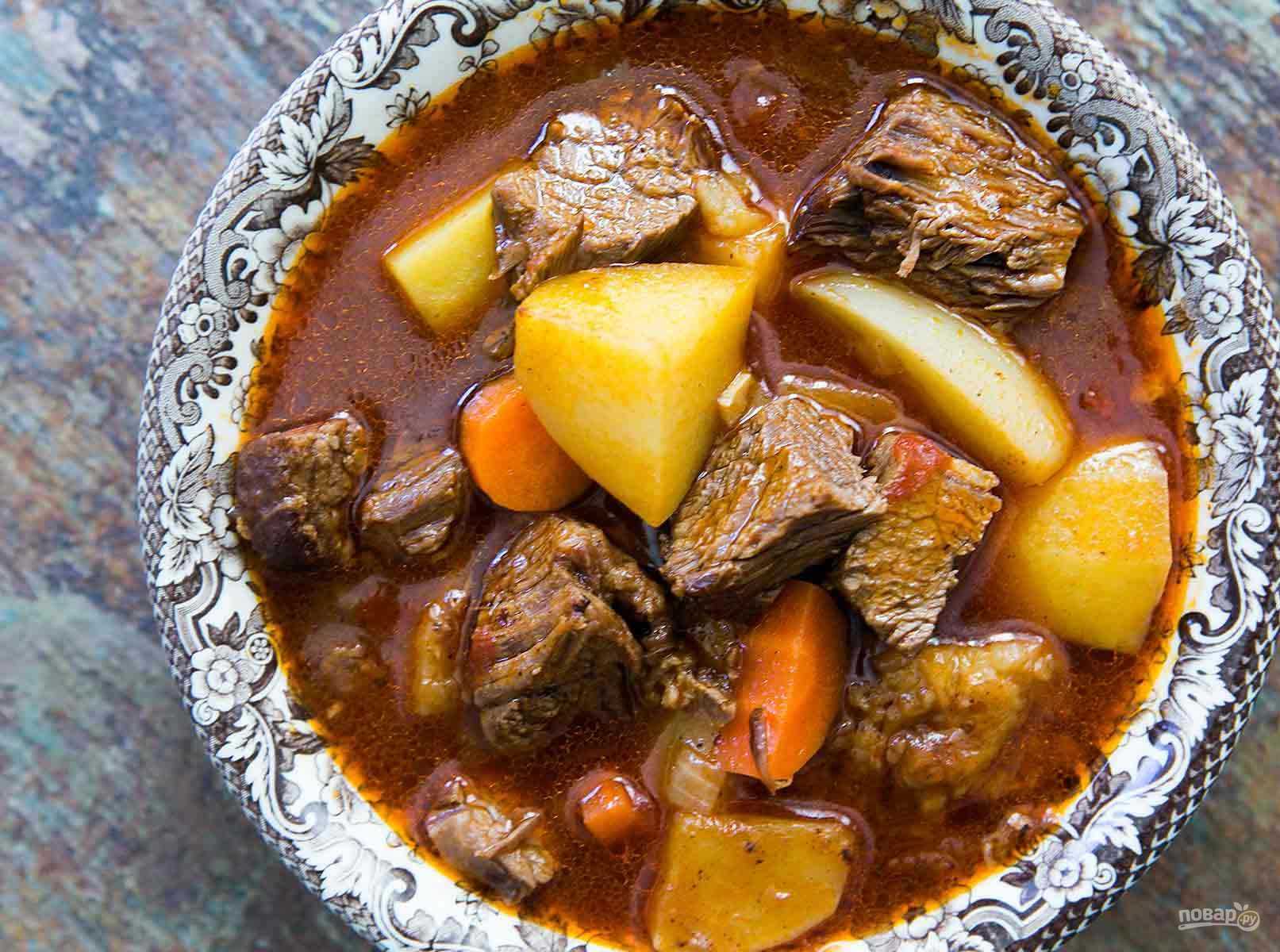 Тушеная баранина с картошкой и овощами в казане или кастрюле