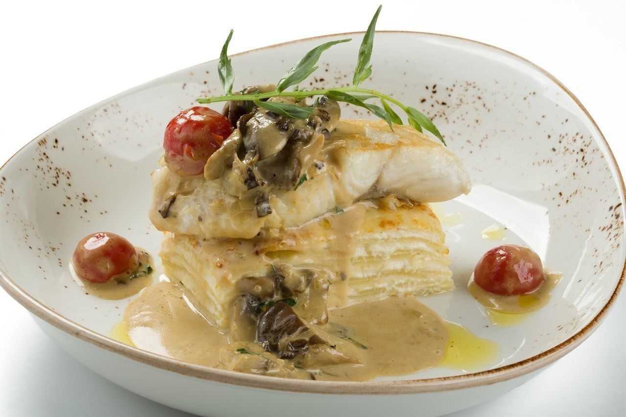 Жареный карп с луком на сковороде, с хрустящей корочкой