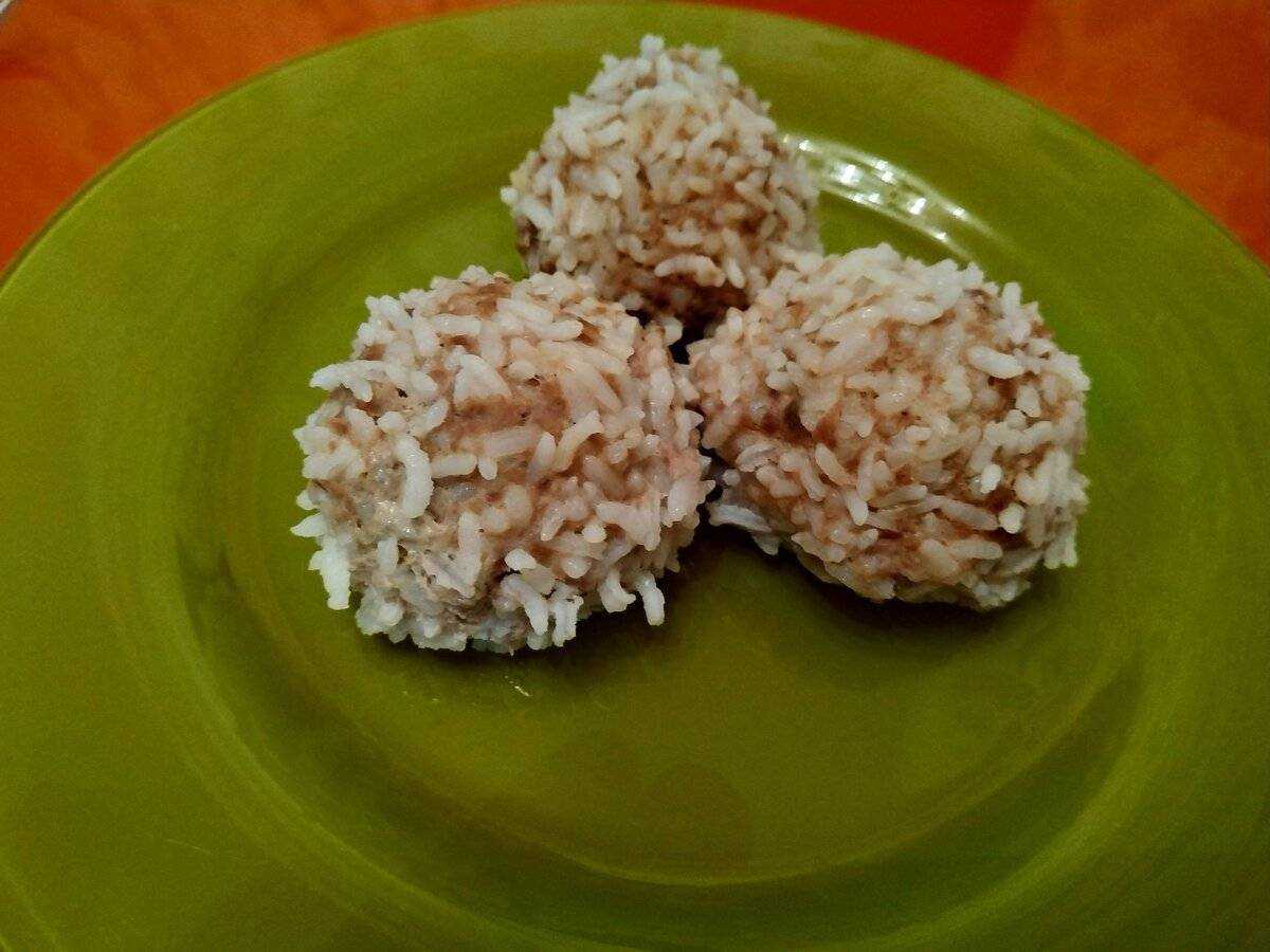 Ежики из фарша с рисом: как приготовить в духовке, мульварке и в кастрюле, рецепты с фото