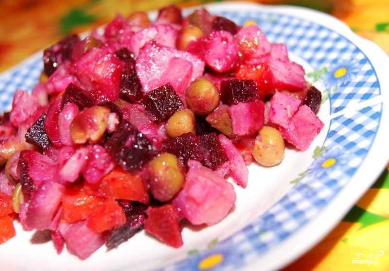 Винегрет без капусты имеет иной вкус, но он не уступает вкусовым качествам салата с капустой Имеется много самых разных рецептов приготовления, часто присутствуют отварные овощи - свекла, морковь и картофель