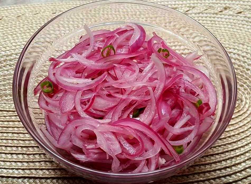 Как быстро и вкусно замариновать лук уксусом?